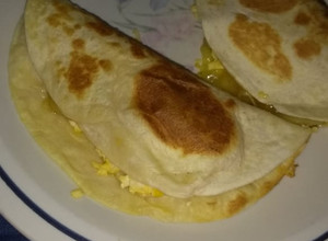 Una foto de Tortillas rellenas de huevo revuelto a la pauli😋🤤