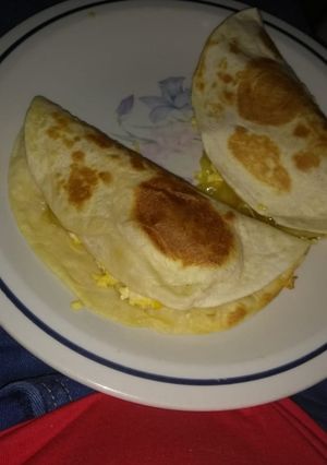 Una foto de Tortillas rellenas de huevo revuelto a la pauli😋🤤
