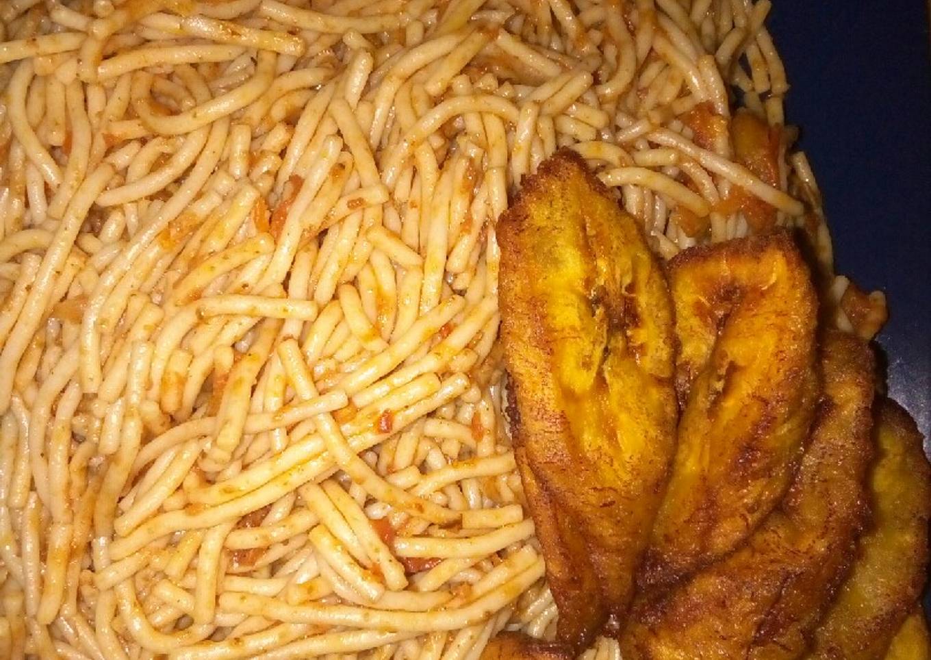 Spaghetti and fried plantain