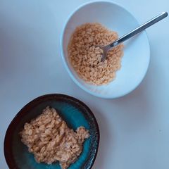 A picture of Rice Krispies Treats 🥮.