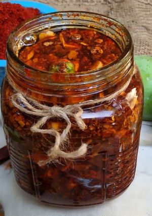 ચણા મેથી લસણ કેરી નું અથાણું (Chana Methi Garlic Mango Pickle Recipe In Gujarati) રેસીપી મુખ્ય ફોટો