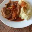 Ossobuco en salsa de tomate con puré de papas