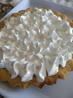 Una foto de Lemon pie y tarta de frutilla