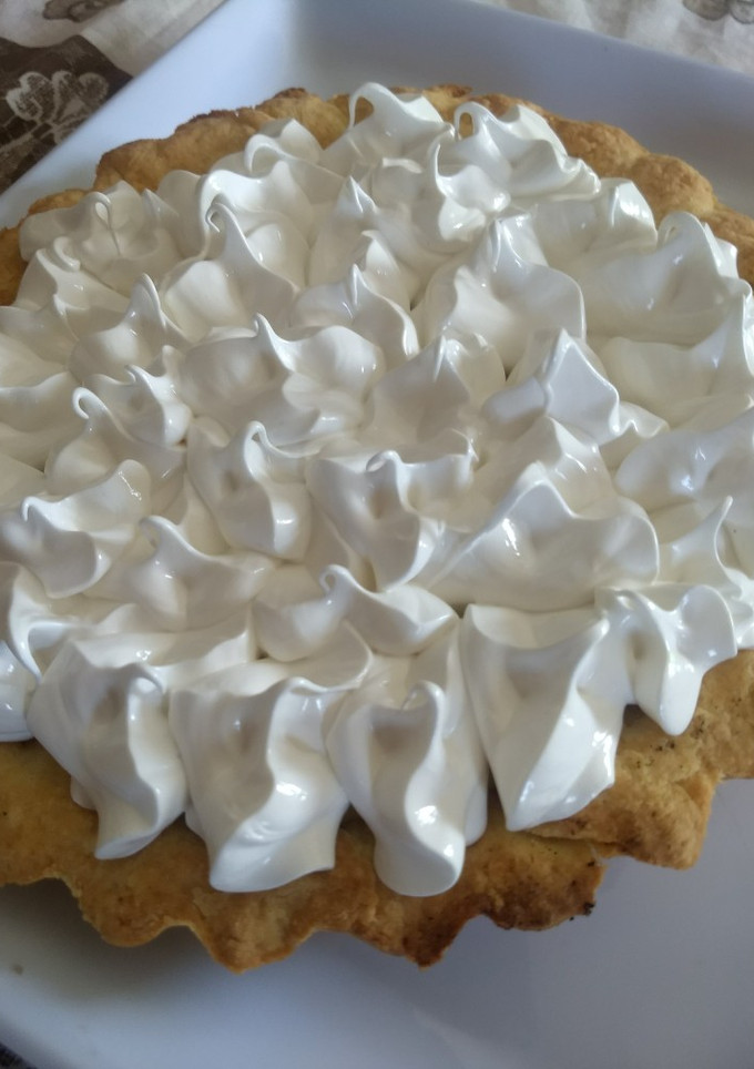 Una foto de Lemon pie y tarta de frutilla