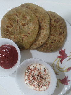 લીલાં વટાણાના સ્ટફ્ડ પરાઠા(Green Peas Stuffed Paratha Recipe In Gujarati) રેસીપી મુખ્ય ફોટો
