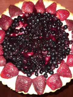 Una foto de Tarta de frutillas y arándanos