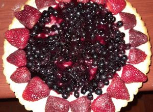 Una foto de Tarta de frutillas y arándanos