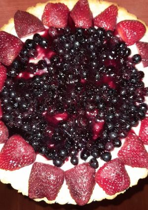 Una foto de Tarta de frutillas y arándanos