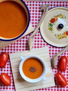 Una foto de Sopa de tomate reconfortante 🍅 versión saludable