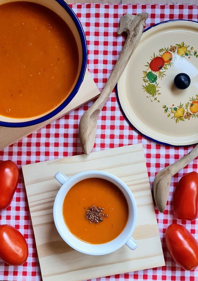 Una foto de Sopa de tomate reconfortante 🍅 versión saludable