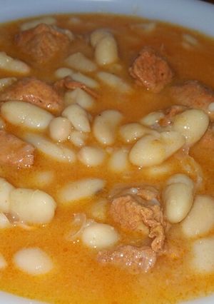 Una foto de Alubias blancas con jamón adobado