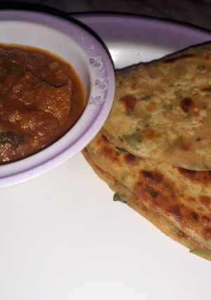 A picture of Kraara methi paratha with tomato chutney.