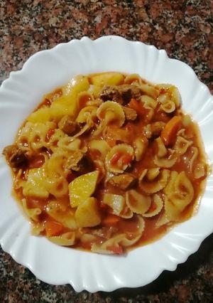 Una foto de Guiso con fideos Moñitos 😋