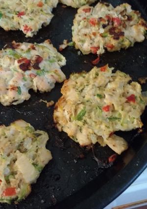 Una foto de Hamburguesas de pollo con de todo..