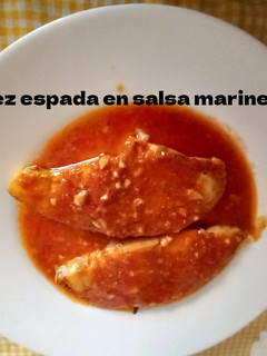 Una foto de Pez espada en salsa marinera con calabacín o arroz blanco