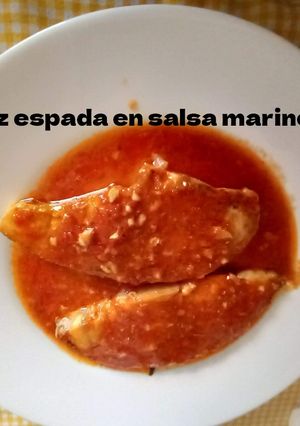 Una foto de Pez espada en salsa marinera con calabacín o arroz blanco