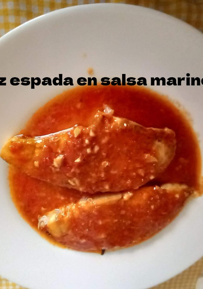 Una foto de Pez espada en salsa marinera con calabacín o arroz blanco