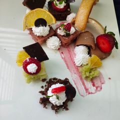 A picture of Cake de plate(messy themed platter).