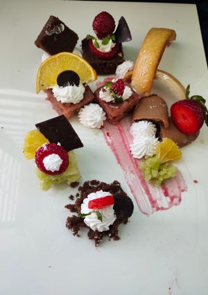 A picture of Cake de plate(messy themed platter).