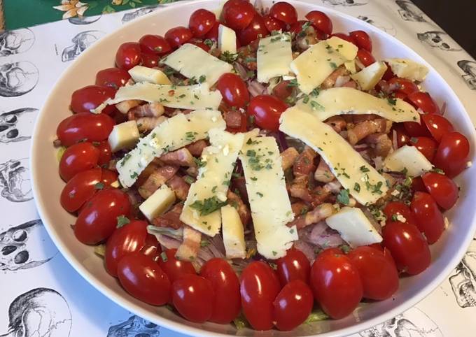 Salade « plat complet » iceberg,tomates cerises,lard fumé,oignon rouge et cantal entre deux