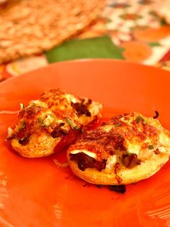 Una foto de Patatas rellenas de carne, verduras y yogur