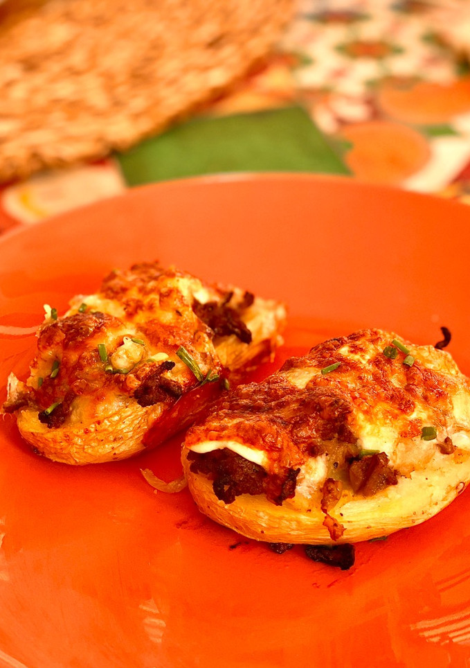 Una foto de Patatas rellenas de carne, verduras y yogur