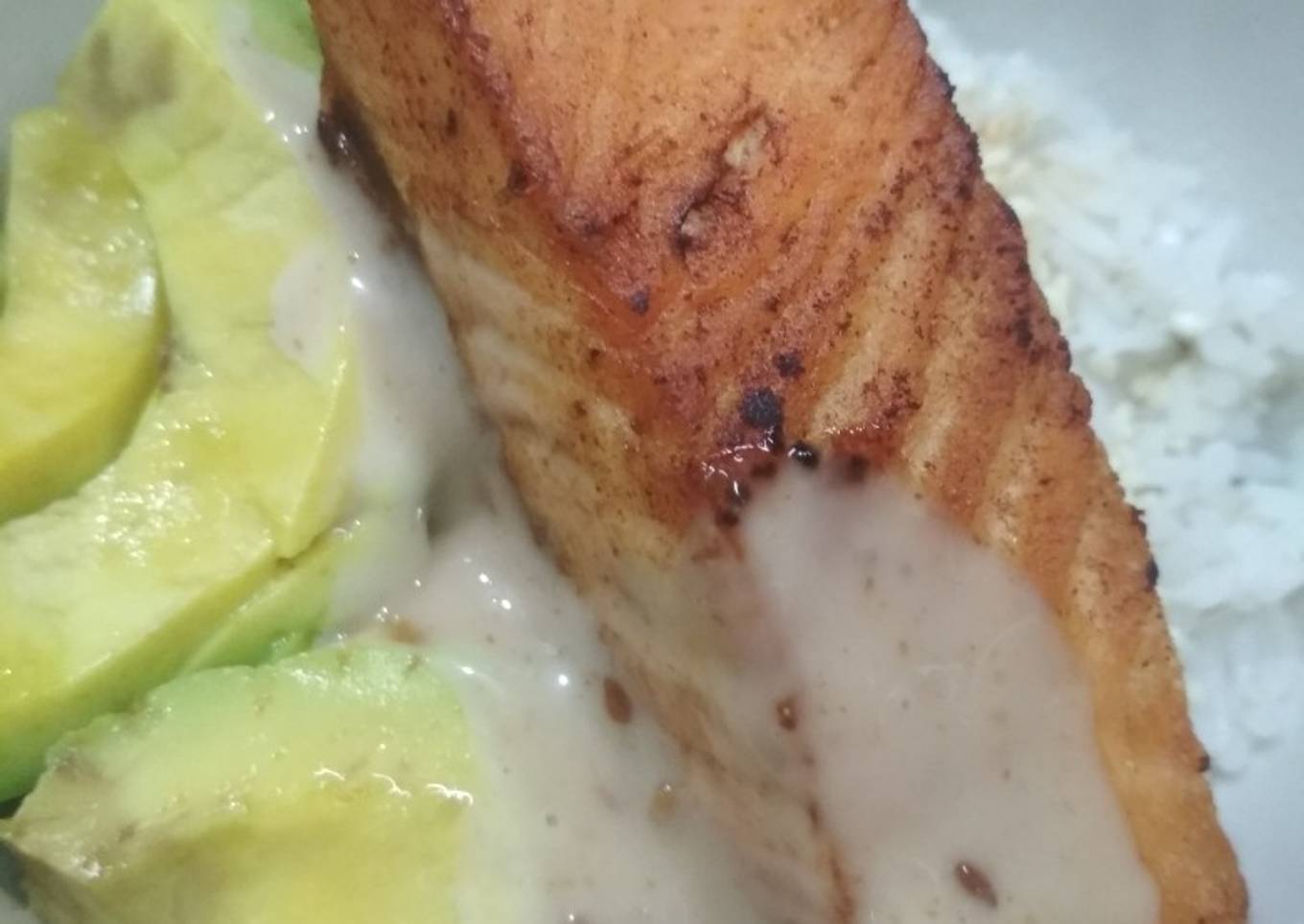 Rice Bowl Salmon Panggang Saus Madu Wijen & Alpukat Simple