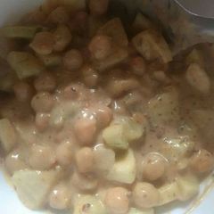 A picture of Chickpeas salad.