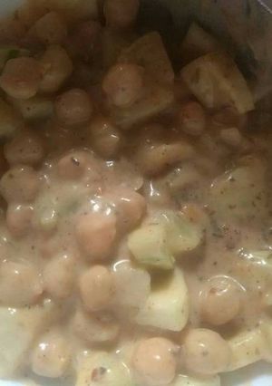 A picture of Chickpeas salad.