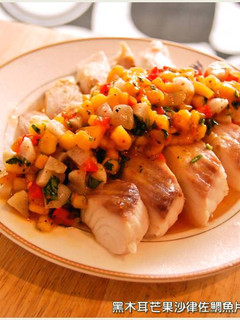 黑木耳芒果沙律佐鯛魚片.柯媽媽の植物燕窩 的食譜成品照片