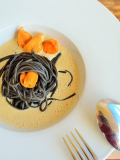 Una foto de Espaguetis de sepia con crema de mejillones