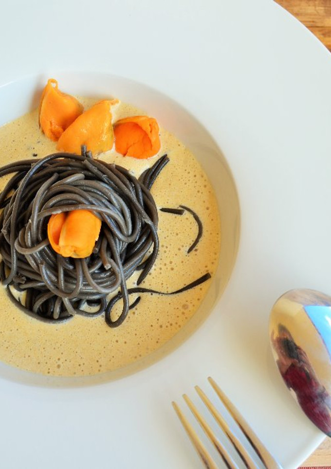 Una foto de Espaguetis de sepia con crema de mejillones