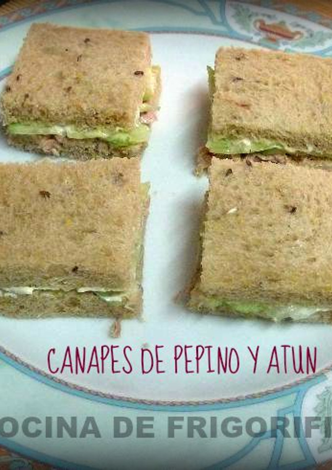 Una foto de Sándwich o canapé de pepino y atún