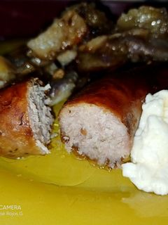 Una foto de Butifarra de pimienta al horno 🐖🐖🧅🧅🧅🥔🥔🥔🍠🍠