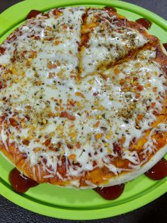 માર્ગેરેટા પીઝા(margita pizza im Gujarati) રેસીપી મુખ્ય ફોટો