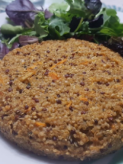 Una foto de Hamburguesa de quinoa con mahonesa de curry