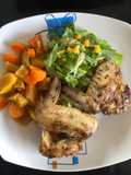 Ensaladas y alitas de pollo al horno