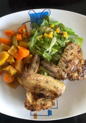 Una foto de Ensaladas y alitas de pollo al horno