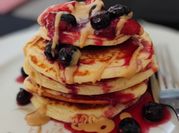 Una foto de pancakes con yogurt