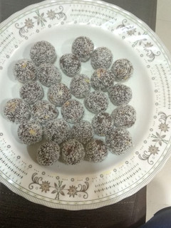 A picture of Khajur balls.