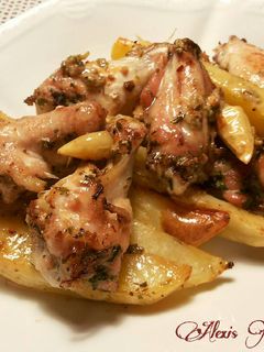 Una foto de Alitas de pollo, con gajos y patatas al horno, en salsa de mostaza