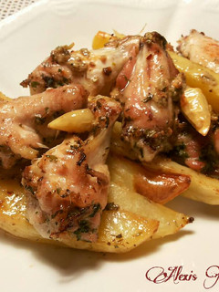 Una foto de Alitas de pollo, con gajos y patatas al horno, en salsa de mostaza
