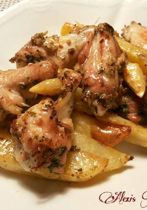 Foto principal de Alitas de pollo, con gajos y patatas al horno, en salsa de mostaza