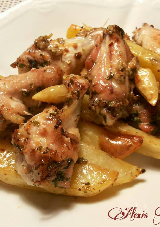 Una foto de Alitas de pollo, con gajos y patatas al horno, en salsa de mostaza