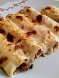 Una foto de Canelones de carne con bechamel