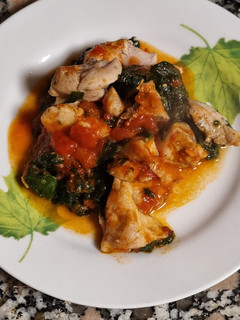 Una foto de Pollo con espinacas y tomate TM31