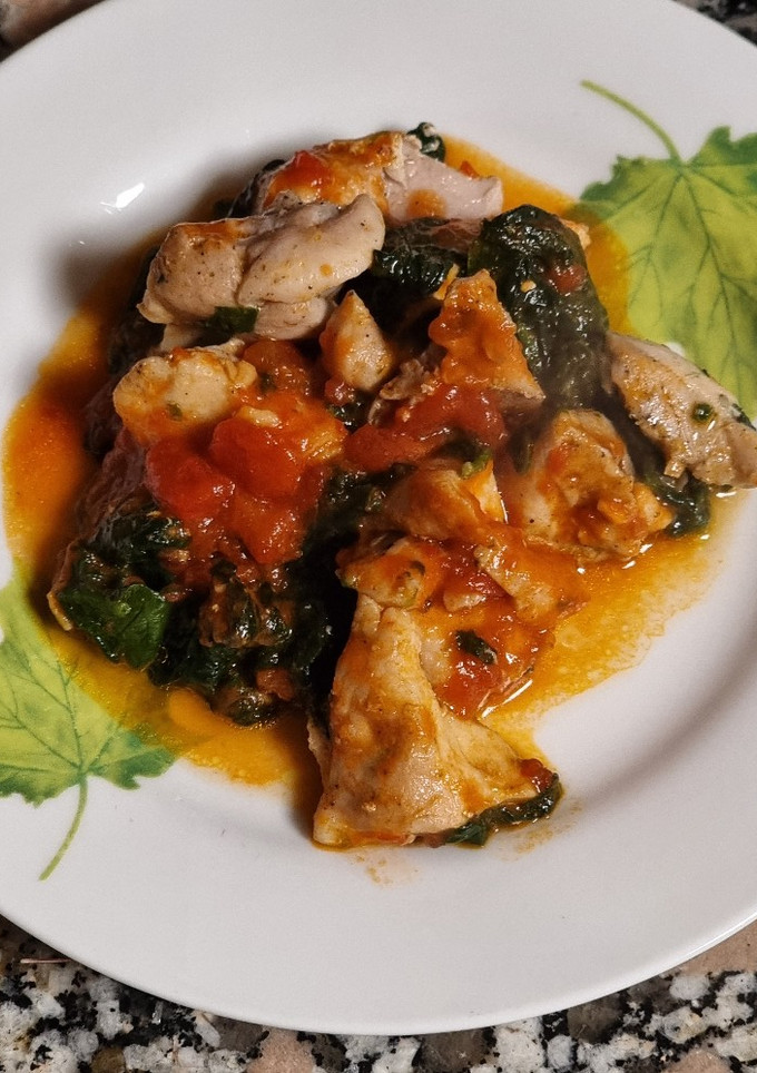 Una foto de Pollo con espinacas y tomate TM31
