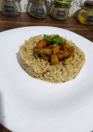 Una foto de Arroz integral yamaní con salteado de verduras