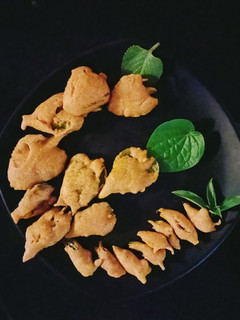 மூலிகை இலை பஜ்ஜி(mooligai ilai bajji recipe in tamil) செய்முறை முக்கிய புகைப்படம்