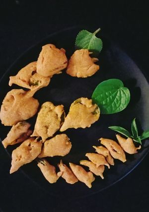 மூலிகை இலை பஜ்ஜி(mooligai ilai bajji recipe in tamil) செய்முறை முக்கிய புகைப்படம்
